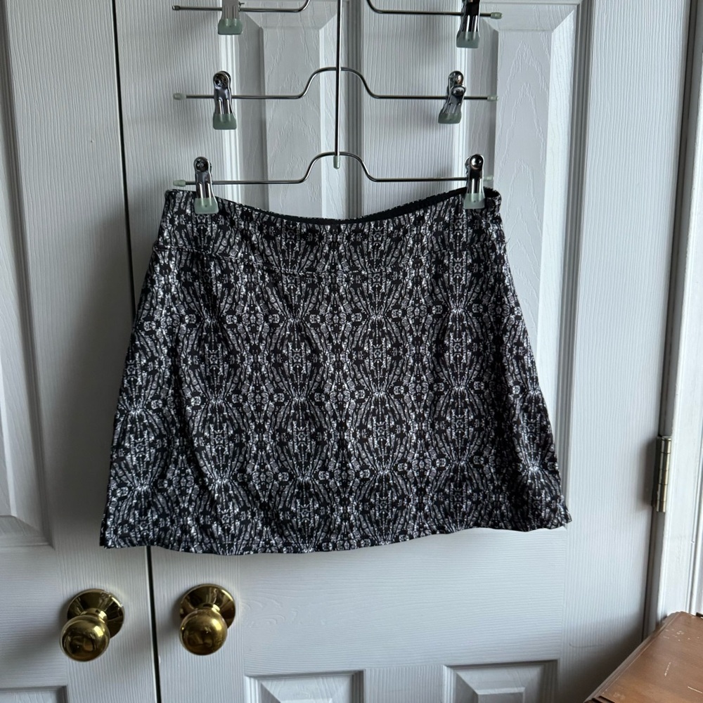 tranquility black and white patterned active skort